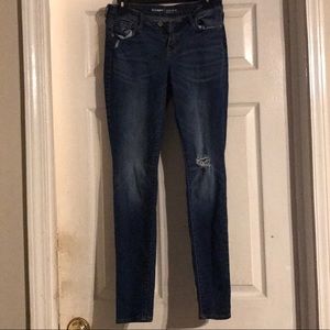 Old navy mid rise skinny jeans. Size 6. Like new!